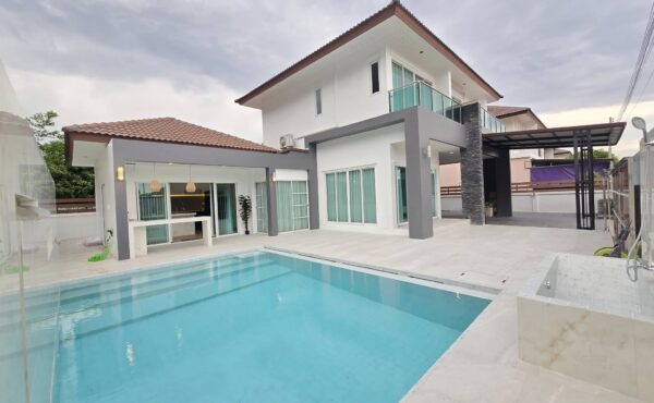 ให้เช่าบ้าน Pool Villa  2 ชั้น บ้านในโครงการ ทำเลย่านเศรษฐกิจ ใกล้ตลาด ห้างสรรพสินค้า