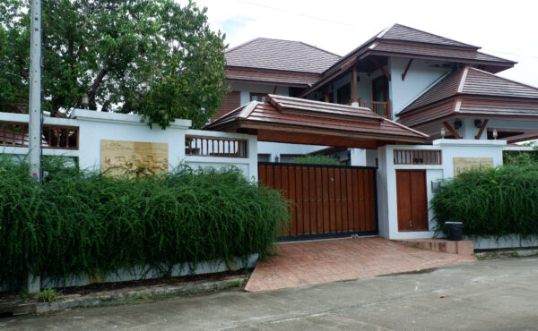 ให้เช่าบ้านไม้สัก 2 ชั้นพร้อมสระ ทำเลดีใกล้มีโชคพลาซ่า   ASS-V0004