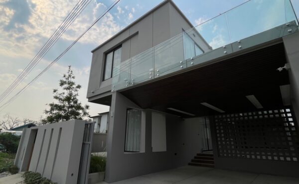 บ้านให้เช่าสไตล์Modern พร้อมสระว่ายน้ำในตัว ทำเลย่านเศรษฐกิจ