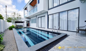 พลูวิลล่าสองชั้นหรู สไตล์โมเดิร์น ในหมู่บ้านเงียบสงบ ใกล้กาดฝรั่ง