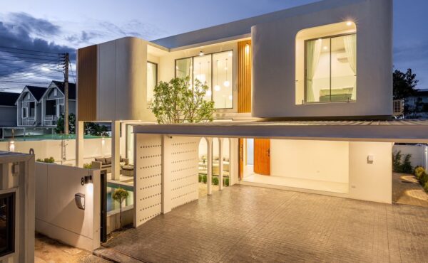 Pool villa 2 ชั้น บ้านสไตล์ Modern พร้อมสระว่ายน้ำในตัว ทำเลโรงเรียนนานาชาติ  AHD-V0112