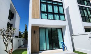 พลูวิลล่าสามชั้น ตกแต่งพร้อมอยู่ ใกล้กาดฝรั่งแม่ริม AMR-V0030