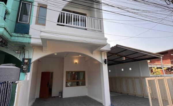 ทาวน์โฮมสองชั้น ใกล้โรงเรียนปรินส์รอยแยลส์วิทยาลัย