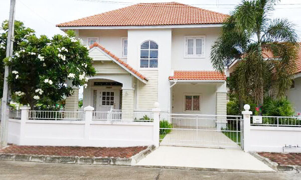 บ้านสวยในโครงการสุดหรู  พร้อมด้วยคลับเฮ้าท์ และสระว่ายน้ำ ระบบการรักษาความปลอดภัยดีเยี่ยม     AHD-H0138