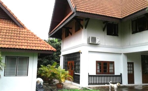 บ้านเดี่ยว 2 ชั้นหลังใหญ่พื้นที่กว้างขวาง  ทำเลโรงเรียนน้ำแพร่   AHD-H0160