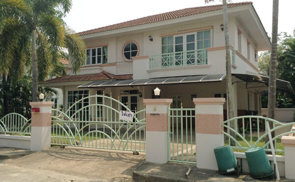 บ้านเดี่ยวสองชั้น  หลังใหญ่ เป็นบ้านในโครงการหมู่บ้านจัดสรร AHD-H0051