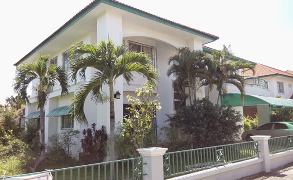 บ้านเดี่ยวสองชั้น ในโครงการจัดสรรหลังใหญ่    ทำเลกาดฝรั่ง AHD-H0052