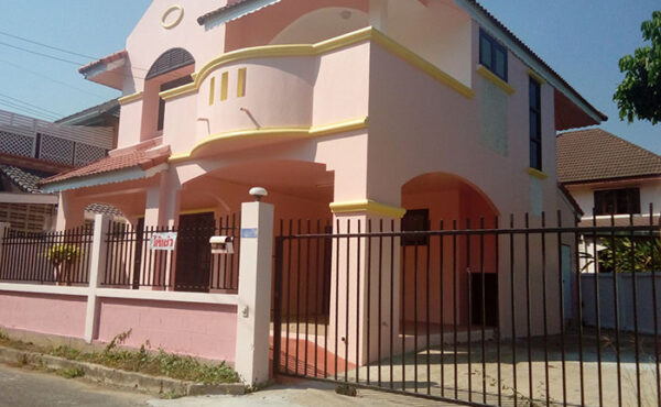 บ้านเดี่ยว 2 ชั้นในโครงการ ไม่ไกลจากเมืองมาก  ใกล้กาดฝรั่ง AHD-H0055