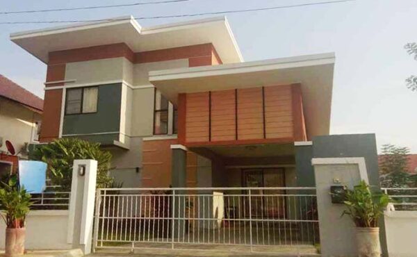 บ้านสองชั้นสไตล์โมเดิร์น ในโครงการจัดสรร  ทำเลกาดฝรั่ง  AHD-H0061