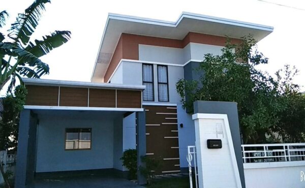 บ้านในหมู่บ้าน พื้นที่บริเวณรอบบ้าน ล้อมรอบด้วยสนามหญ้า  ใกล้กับแหล่งการค้า  AHD-H0073