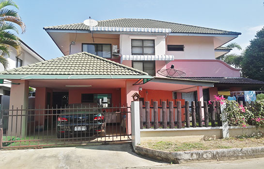 บ้านเดี่ยว 2 ชั้น บริเวณรอบบ้านกว้างขวาง  ทำเลตลาดวิบูรณ์ทอง  AHD-H0100