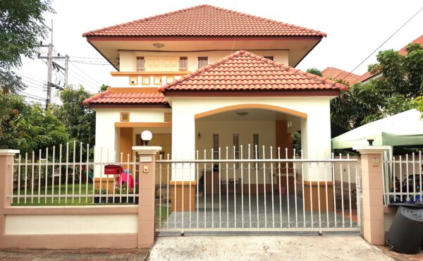 บ้านเดี่ยวสองชั้น  ในโครงการหมู่บ้าน มีพื้นที่บริเวณรอบบ้านกว้างขวาง   AHD-H0117