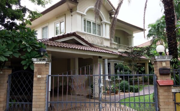 บ้านเดี่ยวสองชั้น  เป็นบ้านในโครงการ มีระบบรักษาความปลอดภัย   ทำเลตลาดวิบูรณ์ทอง   AHD-H0152