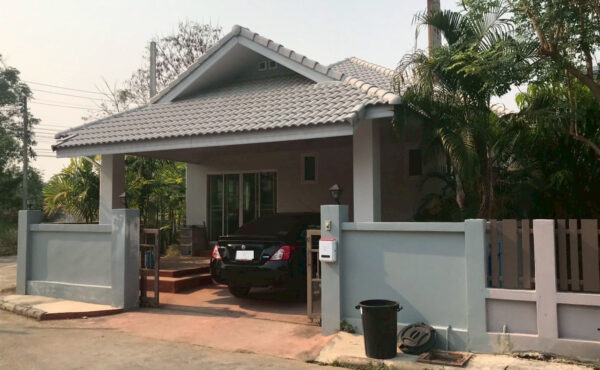 บ้านเดี่ยวชั้นเดียว  บ้านในเขตชุมชน มีเฟอร์นิเจอร์ให้ครบชุด    AHD-H0189