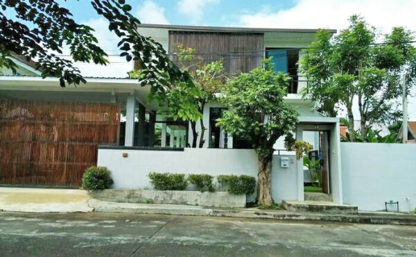 พลูวิลล่า 2 ชั้น  มีสระว่ายน้ำส่วนตัว  ทำเลโรงเรียนนานาชาติเกรซ