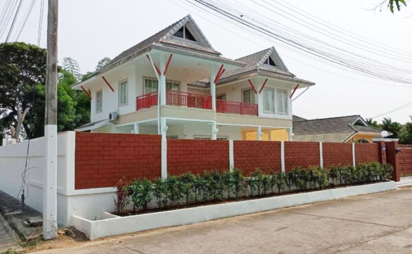 บ้านสไตล์ Modern พร้อมสระว่ายน้ำในตัว    ADK-V0011