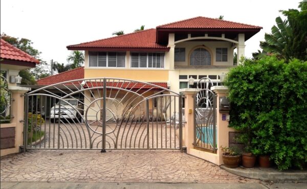 บ้านเดี่ยว  2 ชั้น  พร้อมสระว่ายน้ำในตัว  ทำเลดีใกล้กาดฝรั่ง   AHD-V0001