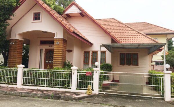 บ้านเดี่ยวชั้นเดียว   บ้านในโครงการ  มีระบบรักษาความปลอดภัยภายในบ้านมีเฟอร์นิเจอร์  AHD-H0158