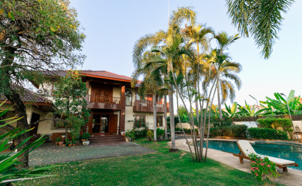 Pool villa 2 ชั้นหลังใหญ่พร้อมสระว่ายน้ำในตัว   ทำเลใกล้ศูนย์การค้าหลายแห่ง A8-V0024