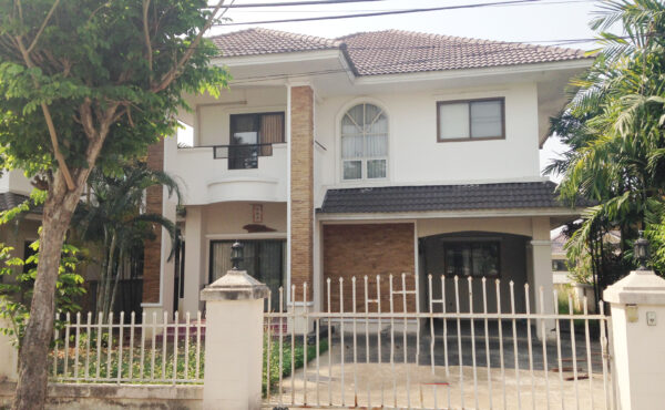 บ้านเดี่ยว 2 ชั้น ในโครงการเงียบสงบ  ทำเลมหาวิทยาลัยฟาร์อีสเทอร์นเชียงใหม่   AHD-H0113