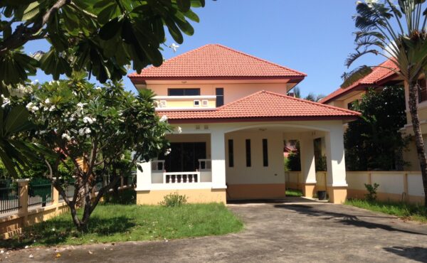 บ้านเดี่ยว 2 ชั้น พื้นที่ใช้สอยกว้างขวางภายในหมู่บ้านสงบ   AHD-H0173