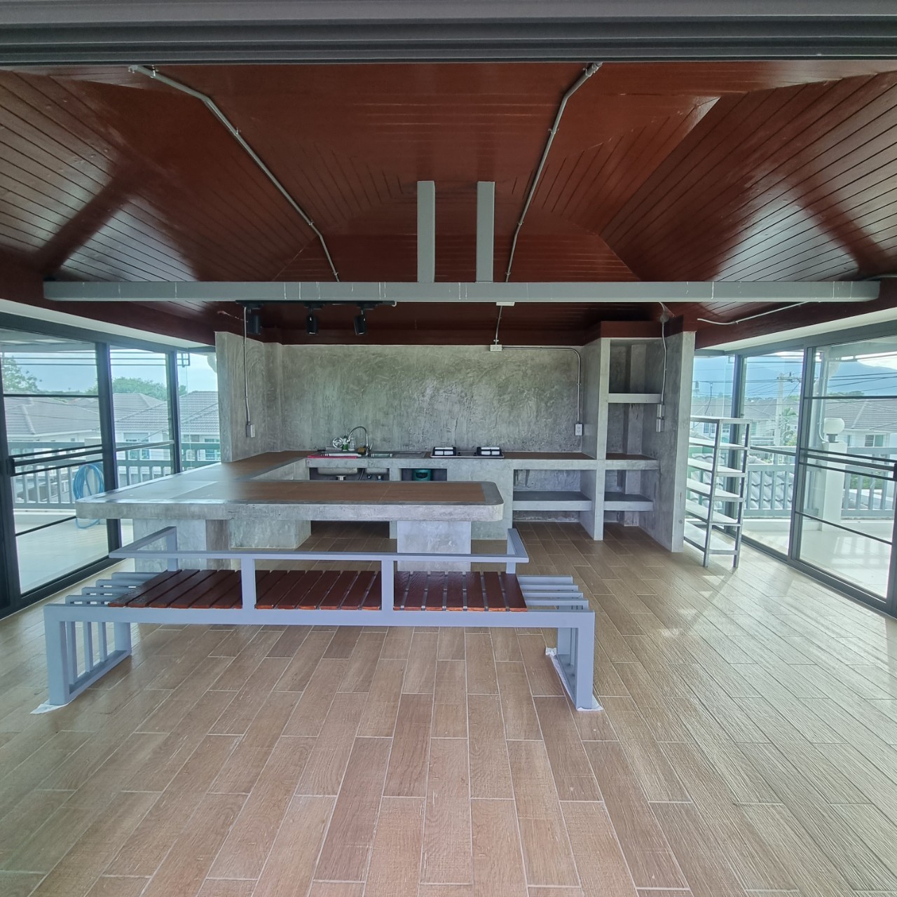 บ้านเดี่ยวสองชั้นพร้อมดาดฟ้า เมืองเชียงใหม่ A4-H0419