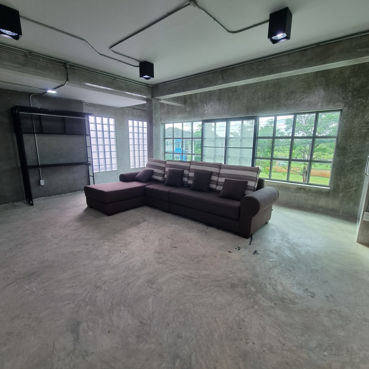 บ้านเดี่ยวสองชั้นพร้อมดาดฟ้า เมืองเชียงใหม่ A4-H0419