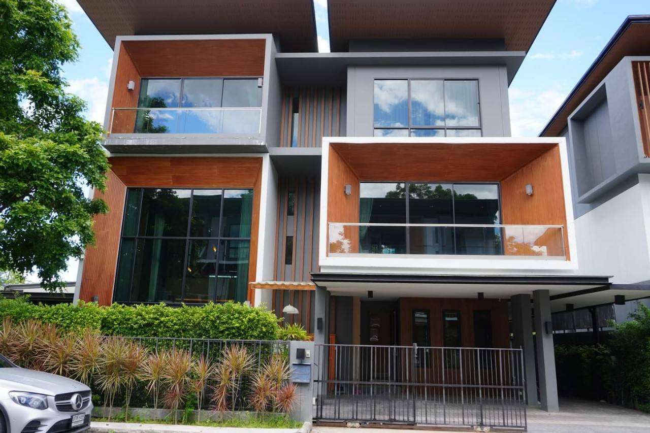 บ้านเดี่ยวสามชั้นหลังใหญ่ พร้อมสระว่ายน้ำส่วนตัว ในโครงการคุณภาพ ย่านหนองจ๊อม A4-H0471