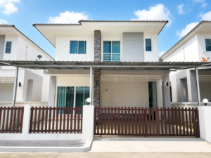 บ้านเดี่ยวสองชั้นทำเลดี เดินทางสะดวก ใกล้สิ่งอำนวยความสะดวกครบครัน A4-H0594