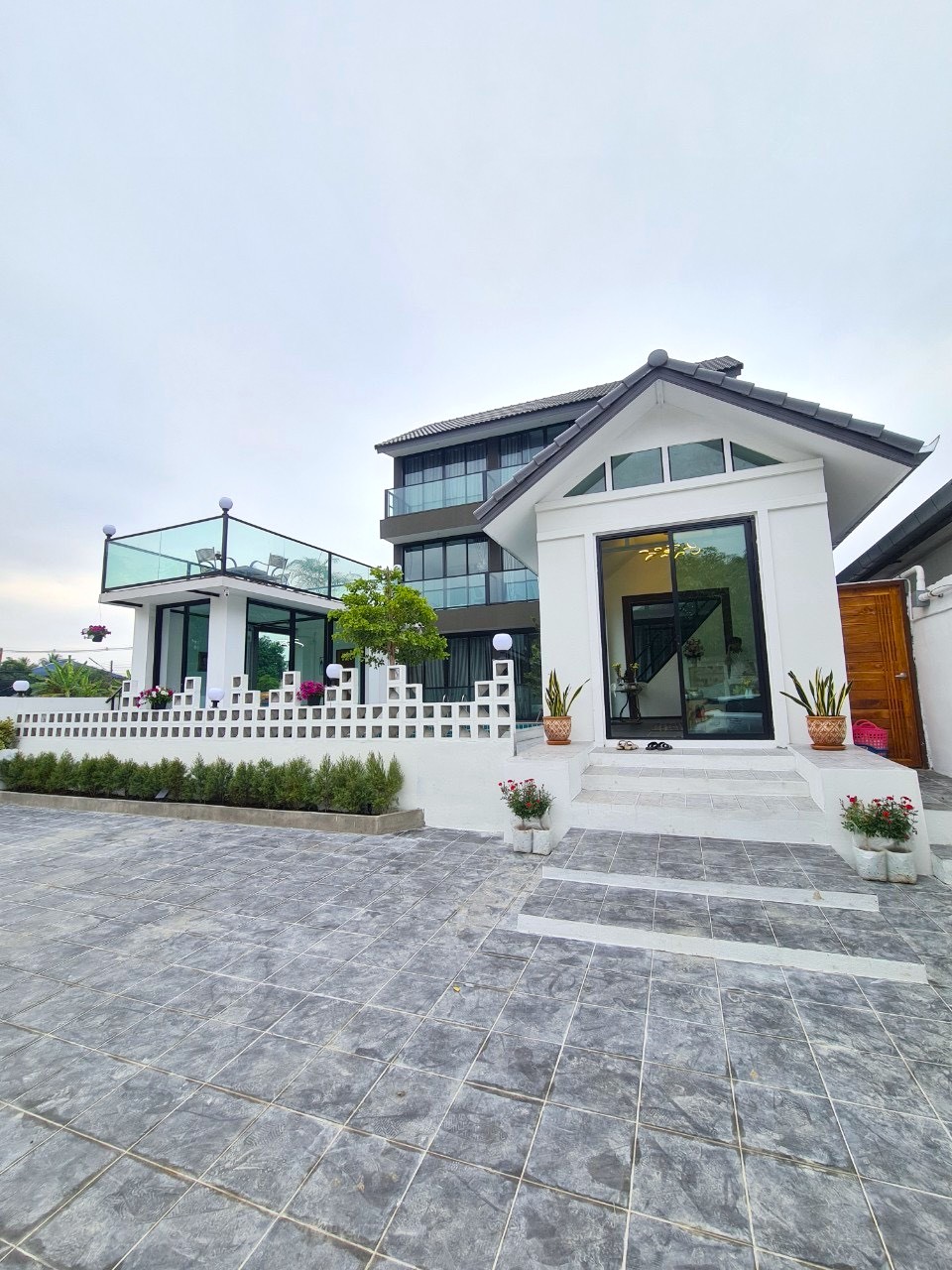 Pool Villa 3 ชั้น สไตล์ Modern พร้อมสระว่ายน้ำส่วนตัว A5-V0027