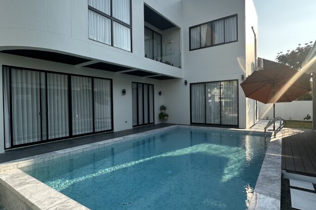 พูลวิลล่าหรู 2 ชั้น พร้อมสระว่ายน้ำส่วนตัว ใกล้โรงเรียนนานาชาติ C8MG100757