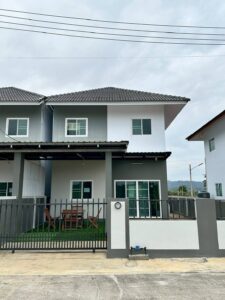 บ้านเดี่ยวสองชั้นบรรยากาศเงียบสงบ ใกล้น้ำพุร้อนโป่งพระบาท 5A1-H0348