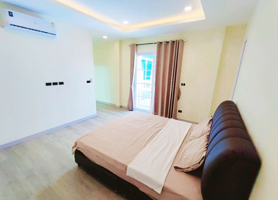 สิ่งที่สะดุดตาไม่ใช่แค่ตัวบ้านสองชั้น แต่คือพื้นที่ดิน 115 ตร.ว. ที่มาพร้อมสระว่ายน้ำส่วนตัวขนาด 4×8 เมตร ในสันทราย A4-V0013