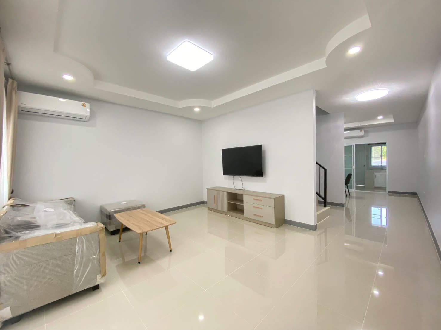 ทาวน์โฮมสองชั้น สภาพดี ตกแต่งครบ บรรยากาศสงบ เดินทางสะดวก A5-T0237