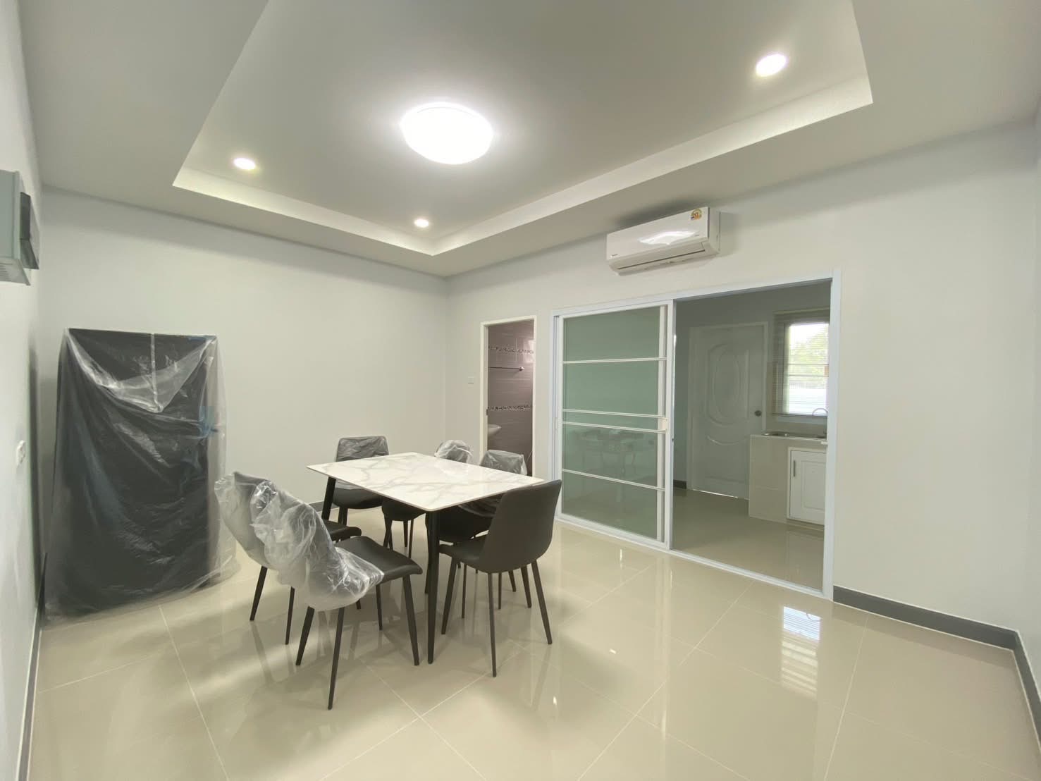 ทาวน์โฮมสองชั้น สภาพดี ตกแต่งครบ บรรยากาศสงบ เดินทางสะดวก A5-T0237