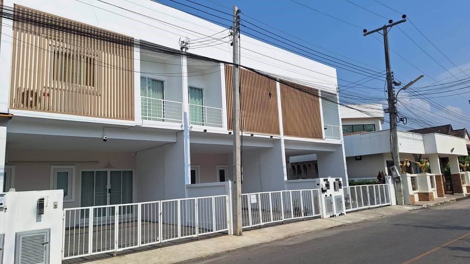 ทาวน์โฮม 2 ชั้นในโครงการ ทำเลต้นเปา สันกำแพง พร้อมพื้นที่กว้างขวาง ราคาเพียง 18,000 บาท/เดือน  A5-T0254