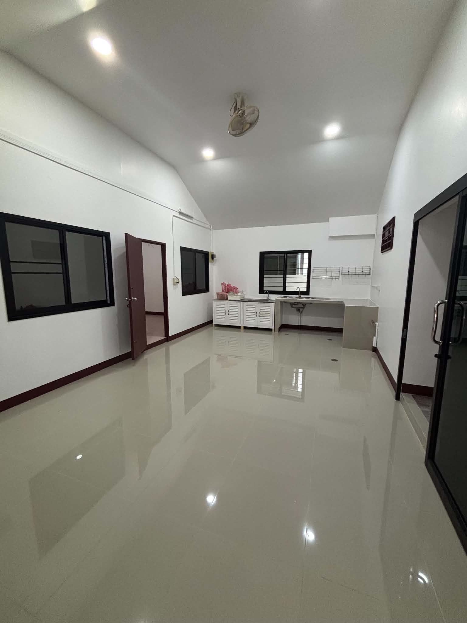 ให้เช่าบ้านเดี่ยวชั้นเดียว | 3 ห้องนอน 2 ห้องน้ำ 1 ห้องครัว 2 ที่จอดรถ | ที่ดิน 79 ตร.ว. ค่าเช่า 18,000 บาท/เดือน  A7-H0719