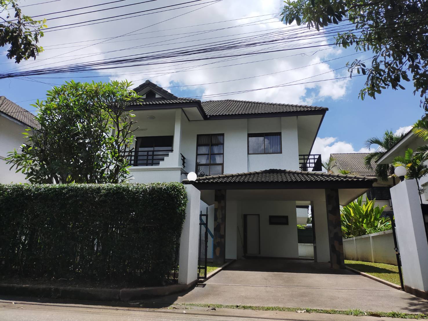 บ้านเดี่ยว 2 ชั้น พื้นที่กว้าง 67 ตร.ว. ใกล้โรงเรียนนานาชาติและกาดฝรั่ง | 3 ห้องนอน | เพียง 22,000 บาท/เดือน  AHD-H1206