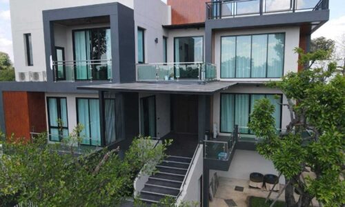 บ้านเดี่ยวสองชั้น พร้อมอาคารรับรอง พื้นที่กว้างขวาง AHD-H1373