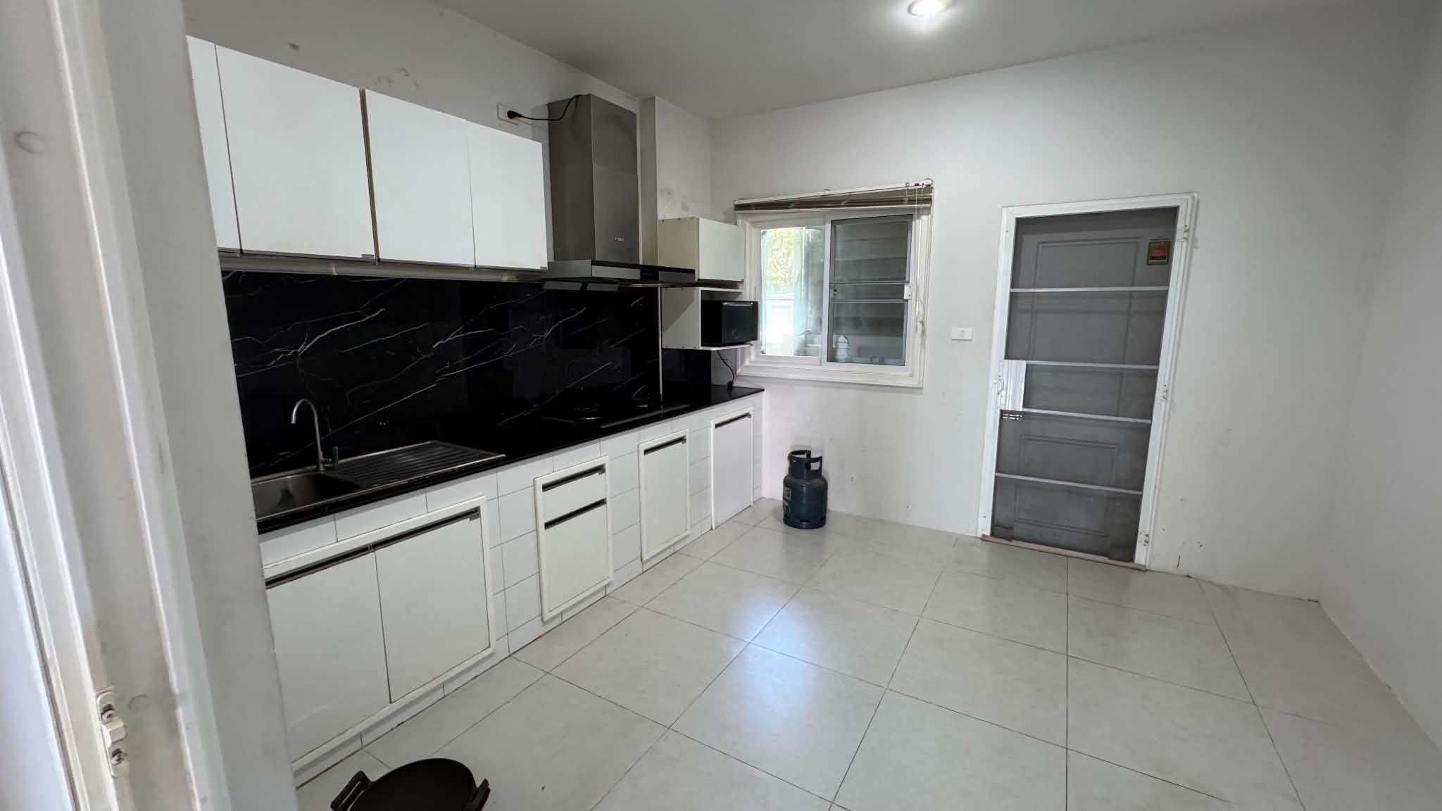 บ้านหลังใหญ่ 6 ห้องนอน 6 ห้องน้ำ ในงบ 50,000 บาท สันกำแพง ASP-H0813