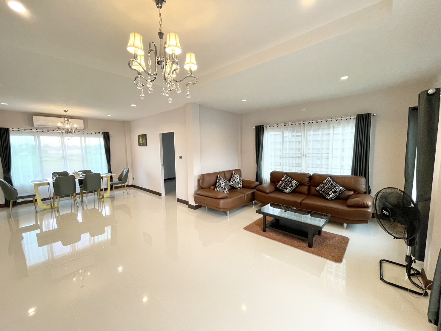บ้านเดี่ยว 2 ชั้นในหมู่บ้าน บรรยากาศเป็นส่วนตัว พื้นที่กว้าง 100 ตร.ว. ทำเลสันทราย ราคาเพียง 50,000 บาท/เดือน   ASS-H0901