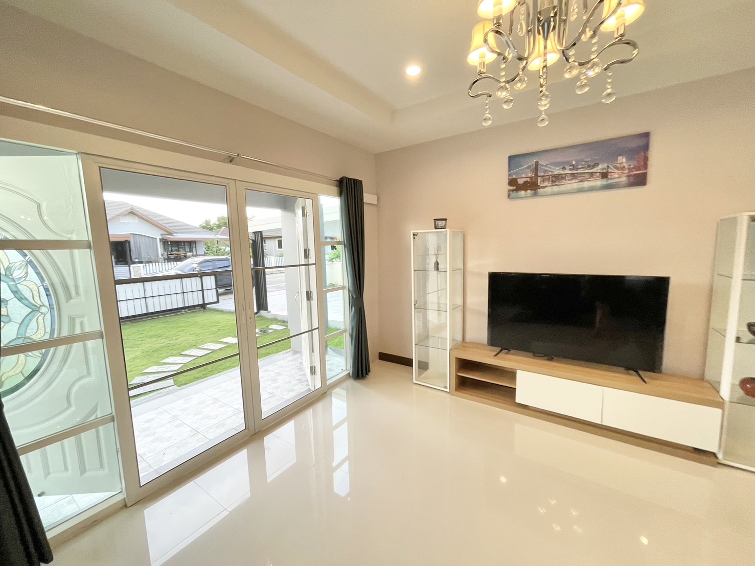 บ้านเดี่ยว 2 ชั้นในหมู่บ้าน บรรยากาศเป็นส่วนตัว พื้นที่กว้าง 100 ตร.ว. ทำเลสันทราย ราคาเพียง 50,000 บาท/เดือน   ASS-H0901