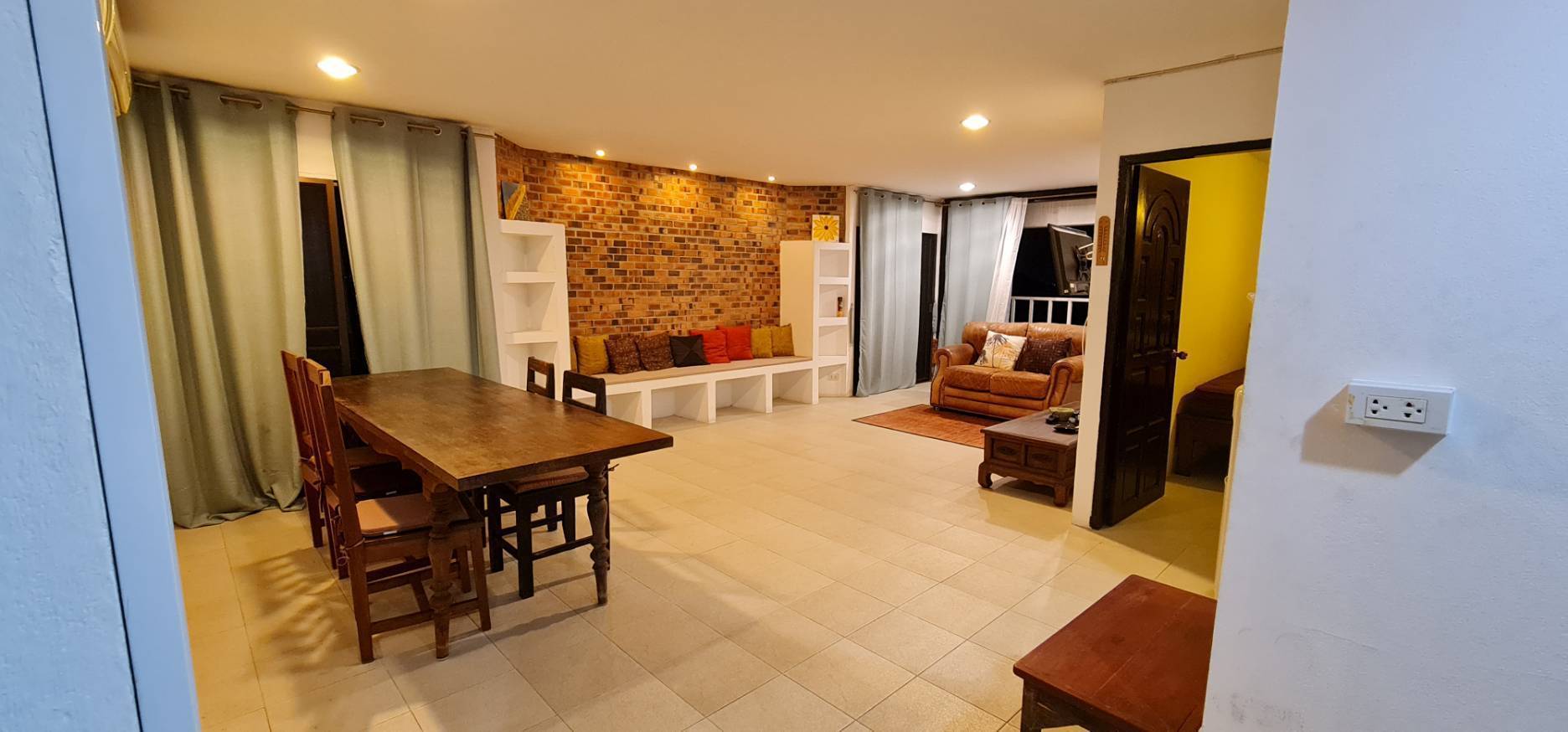 คอนโดห้องใหญ่ ชั้น 14 วิวเมือง–ภูเขา ทำเลใกล้นิมมานและมหาวิทยาลัยเชียงใหม่  C1MG100307