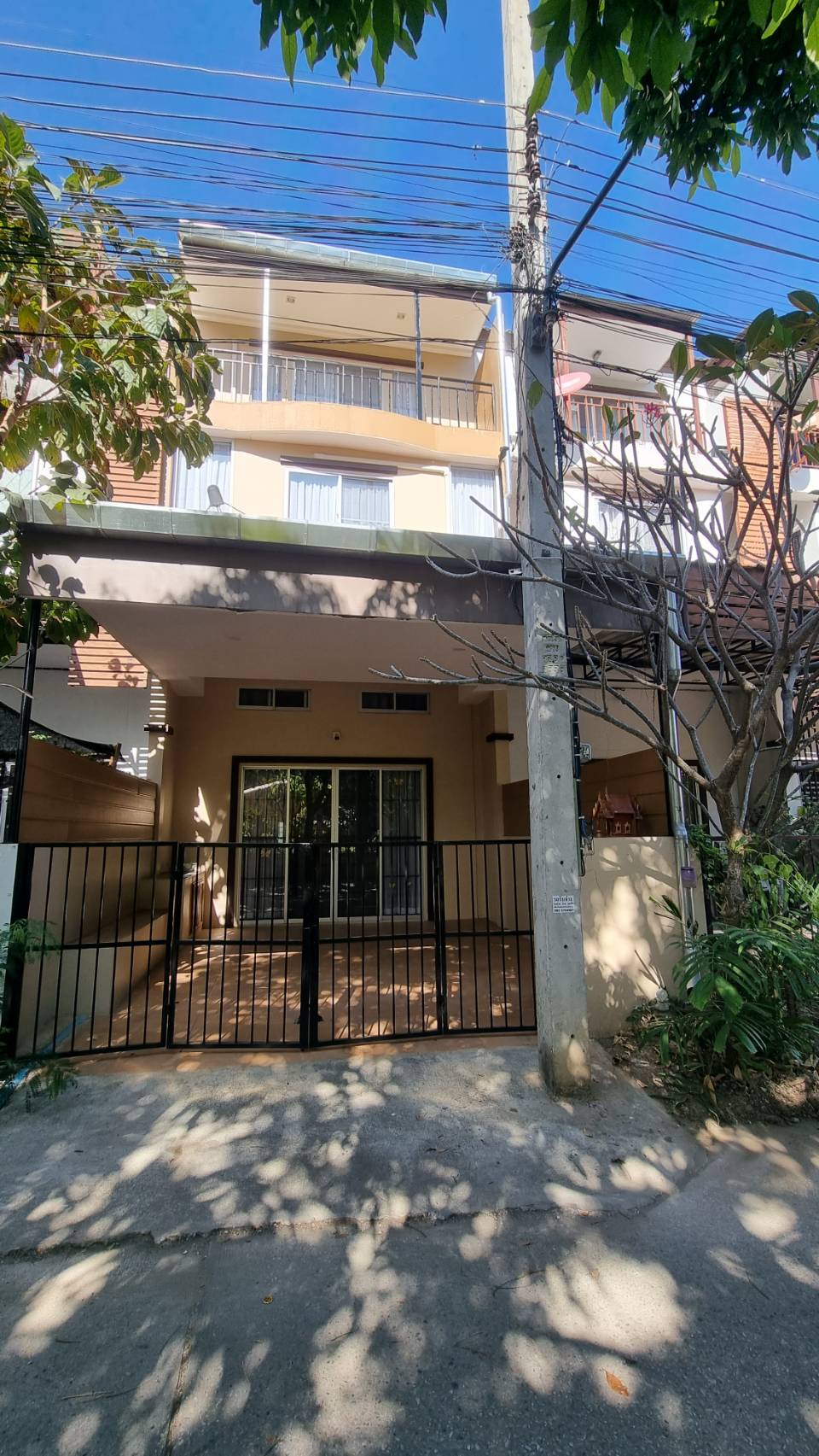 ขายทาวน์เฮ้าส์ 3 ชั้น ทำเลป่าพร้าวนอก พร้อมกิจการ Airbnb ราคา 5 ล้านบาท  C7MG100965