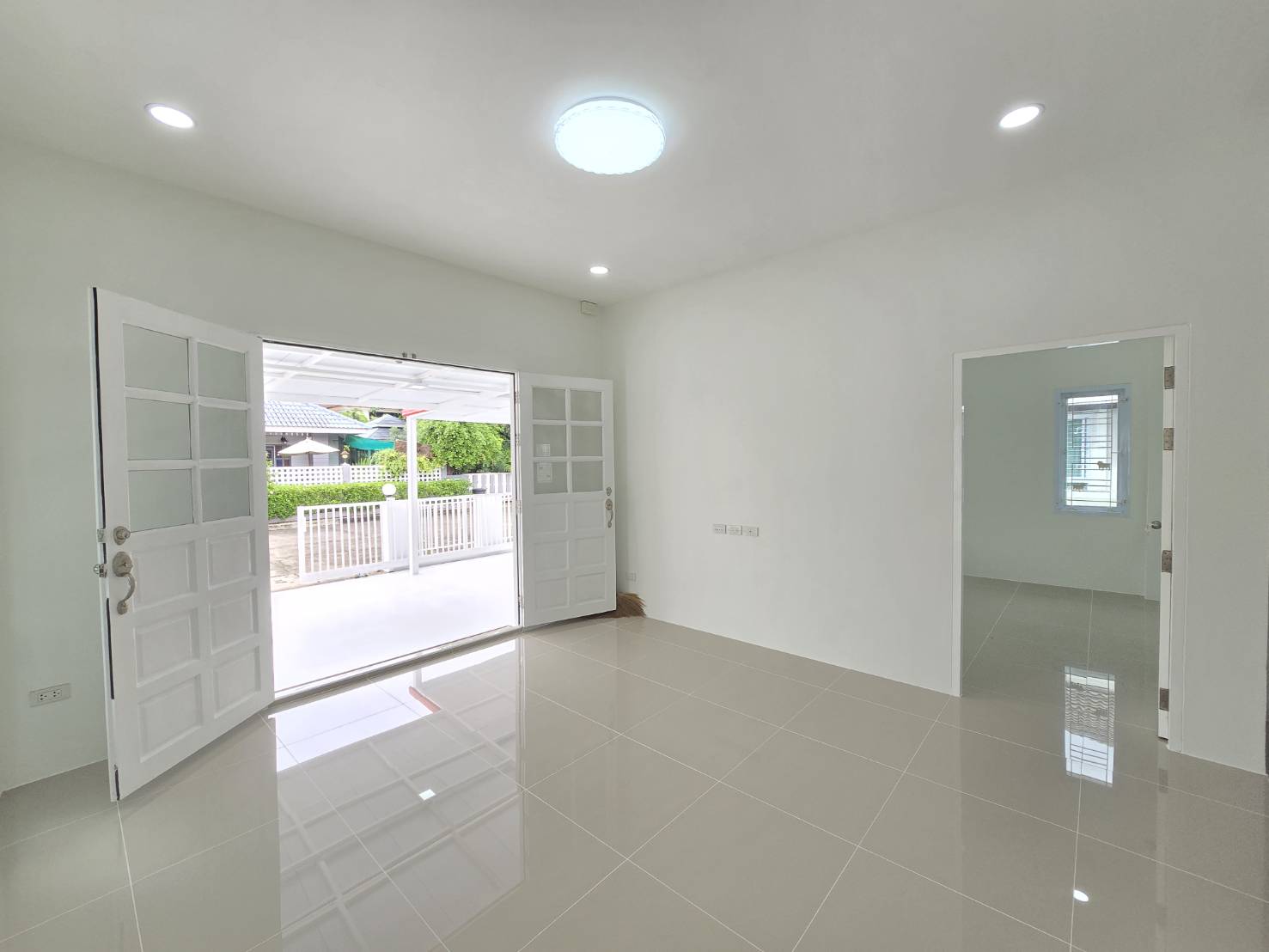 ขายบ้านเดี่ยวชั้นเดียวรีโนเวทใหม่ ทำเลหางดง ราคา 2.30 ล้านบาท CHD101861