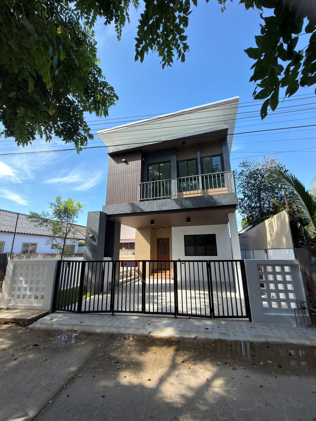 บ้านเดี่ยว 2 ชั้น บ้านใหม่สไตล์โมเดิร์น ทำเลหนองจ๊อม–สันทราย เชียงใหม่ ราคาเพียง 2.19 ล้านบาท ฟรีค่าโอน  CSS101950