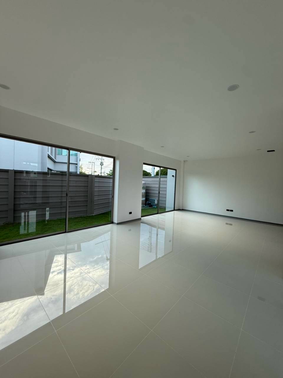 บ้านเดี่ยวสองชั้นหลังมุม พร้อมเข้าอยู่ ทำเลสันทราย เชียงใหม่  CSS101959