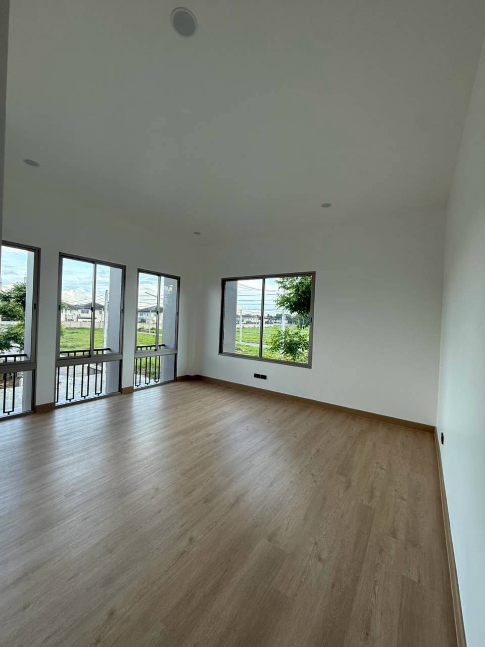 บ้านเดี่ยวสองชั้นหลังมุม พร้อมเข้าอยู่ ทำเลสันทราย เชียงใหม่  CSS101959