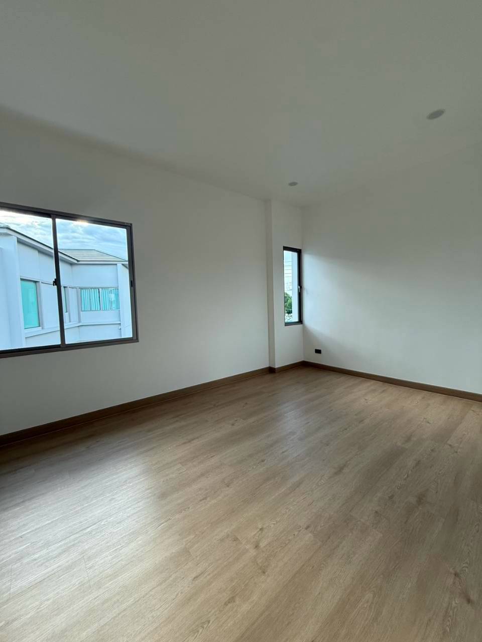 บ้านเดี่ยวสองชั้นหลังมุม พร้อมเข้าอยู่ ทำเลสันทราย เชียงใหม่  CSS101959