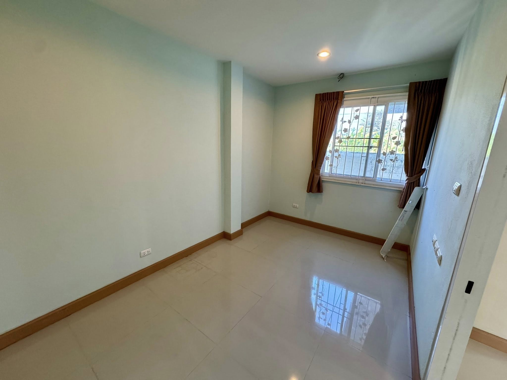 บ้านแฝด 2 ชั้นในโครงการ เงียบสงบ มีระบบรักษาความปลอดภัย 24 ชม. ทำเลสันทราย ใกล้เมืองและศูนย์การค้า | 15,000 บาท/เดือน   ASS-H1075